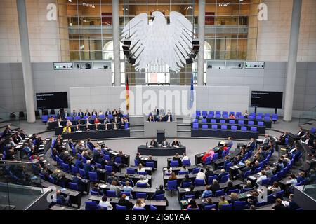 Berlino, Germania. 6th luglio 2022. La foto scattata il 6 luglio 2022 mostra una sessione di domande del Bundestag a Berlino, capitale della Germania. Credit: Ren Pengfei/Xinhua/Alamy Live News Foto Stock