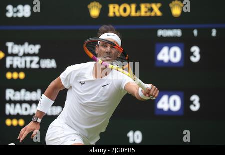 Londra, Regno Unito. 06th luglio 2022. Il spagnolo Rafael Nadal torna nella sua Quarter-Final match contro American Taylor Fritz il giorno dieci dei campionati Wimbledon 2022 a Londra mercoledì 06 luglio 2022. Foto di Hugo Philpott/UPI Credit: UPI/Alamy Live News Foto Stock