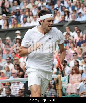 Londra, Regno Unito. 06th luglio 2022. American Taylor Fritz celebra un punto nella sua Quarter-Final match contro il spagnolo Rafael Nadal il giorno dieci dei campionati 2022 di Wimbledon a Londra mercoledì 06 luglio 2022. Foto di Hugo Philpott/UPI Credit: UPI/Alamy Live News Foto Stock