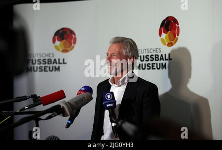 Città di Dortmund, Germania. 06th luglio 2022. Primo: 06.07.2022, calcio, 1st Bundesliga, stagione 2022/2023, DFM, Museo del calcio tedesco, Museo del calcio tedesco, mostra speciale il dopo di Siviglia, 40th anniversario, 08.07.1982, Coppa del mondo semifinale Germania - Francia 8:7 NE, Paul BREITNER in un'INTERVISTA/dpa/Alamy Live News Foto Stock