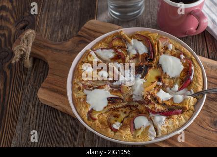 Pancake proteico fatto con uova e avena macinata. Padella fritta con mele fresche e condita con yogurt Foto Stock