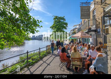 Il pub City Barge sul Tamigi a Chiswick, Londra, Inghilterra, Regno Unito Foto Stock