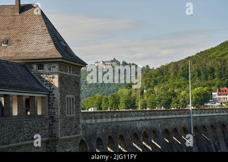 Ripido wal al lago Edersee, una diga artificiale per la generazione di elettricità Foto Stock