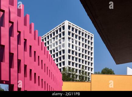 Vista astratta della parete di ingresso. Camino Real Polanco México, Città del Messico, Messico. Architetto: Ricardo Legorreta, 1968. Foto Stock