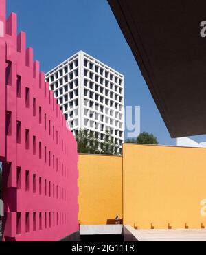 Vista astratta della parete di ingresso. Camino Real Polanco México, Città del Messico, Messico. Architetto: Ricardo Legorreta, 1968. Foto Stock