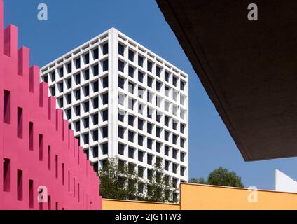 Vista astratta della parete di ingresso. Camino Real Polanco México, Città del Messico, Messico. Architetto: Ricardo Legorreta, 1968. Foto Stock