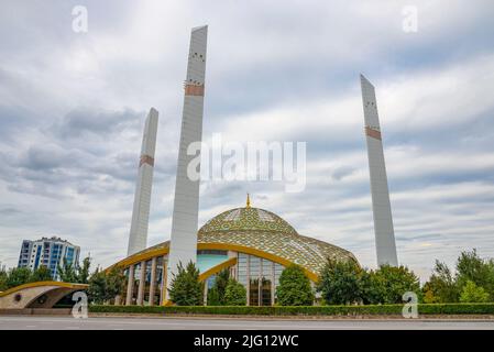 ARGUN, RUSSIA - 28 SETTEMBRE 2021: Moschea del cuore della madre, mattina nuvolosa. Argun, Repubblica cecena Foto Stock