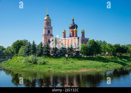 L'antica Cattedrale della Risurrezione in una giornata estiva. Staraya Russa, Russia Foto Stock