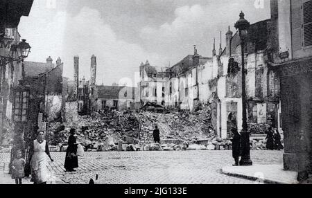 Una vista storica delle case danneggiate in Rue Saint Jacques, Reims, Marne, Francia, durante la prima guerra mondiale. C.1915. Foto Stock