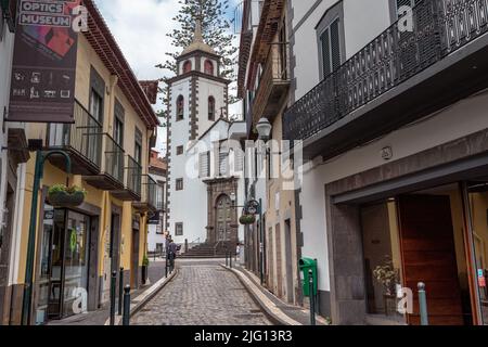 FUNCHAL, PORTOGALLO - 25 AGOSTO 2021: Questa è la Chiesa di San Pedro, costruita all'inizio del 18th secolo. Foto Stock