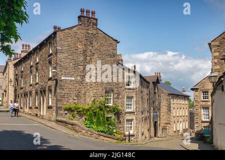 12 luglio 2019:Lancaster, UK - Case a schiera vittoriane nella zona di Castle Hill di Lancaster in una splendida giornata estiva. Foto Stock