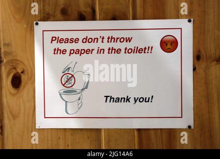 Segno che richiede di non gettare la carta nel compostaggio wc Costa Rica Marzo Foto Stock