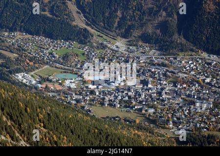 Chamonix ville vue d'en haut en automne Foto Stock