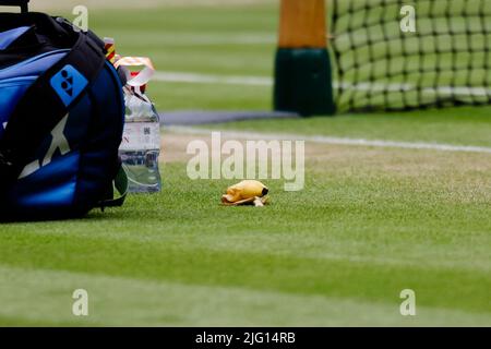 Londra, UK, 6th luglio 2022: Una banana si trova sull'erba all'All England Lawn Tennis and Croquet Club di Londra. Credit: Frank Molter/Alamy Live news Foto Stock