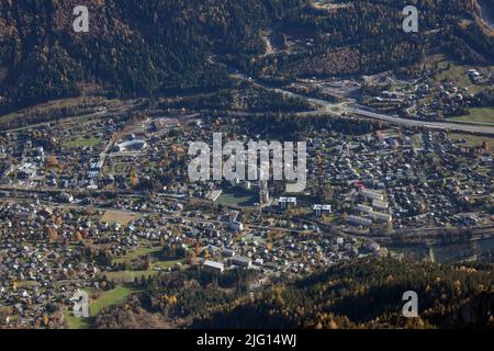 Chamonix ville vue d'en haut en automne Foto Stock