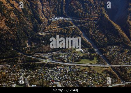 Chamonix ville vue d'en haut en automne Foto Stock