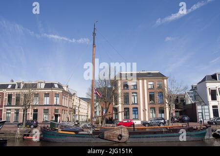 Leeuwarden, Paesi Bassi - 14 aprile 2022: Vecchia nave storica nei canali nel centro di Groningen Foto Stock