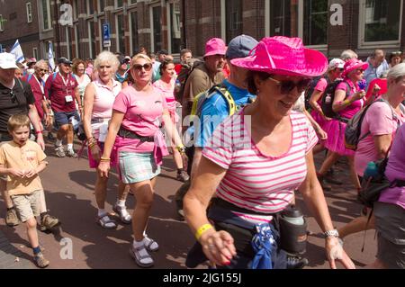 Nijmegen, Paesi Bassi - 17 luglio 2019: Camminatori nel centro di Nijmegen durante i quattro giorni internazionali Marches Nijmegen Foto Stock