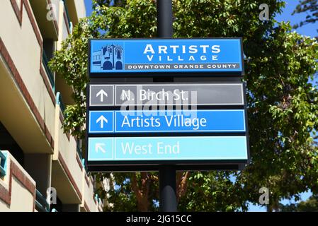 SANTA ANA, CALIFORNIA - 4 LUG 2022: Cartello per l'Artist Village nel centro di Santa Ana. Foto Stock