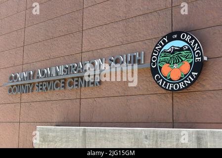 SANTA ANA, CALIFORNIA - 4 LUGLIO 2022: Cantate all'edificio Orange County Administration South nel Civic Center. Foto Stock