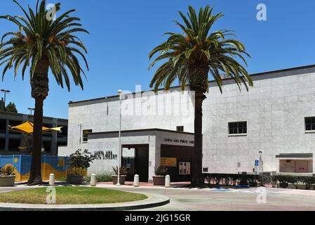 SANTA ANA, CALIFORNIA - 4 LUGLIO 2022: La Biblioteca pubblica di Santa Ana nel Centro Civico della Contea di Orange. Foto Stock