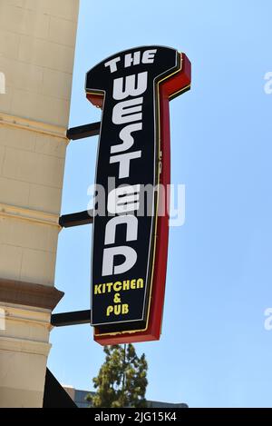 SANTA ANA, CALIFORNIA - 4 LUG 2022: Cartello per il West End Kitchen and Pub a Broadway nel centro di Santa Ana. Foto Stock