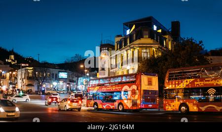 Tbilisi, Georgia - 28 marzo 2022: Vista panoramica su autobus Hop-on Hop-Off del Tour Red Sightseeing spostati da Kote Afkhasi St, Tbilisi. Big Bus su Old Street Foto Stock