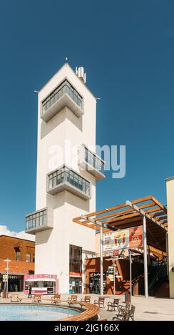 Tbilisi, Georgia - 28 marzo 2022: Centro commerciale moderno East Point Outside View. Area ricreativa all'aperto presso il centro commerciale e ricreativo East Foto Stock