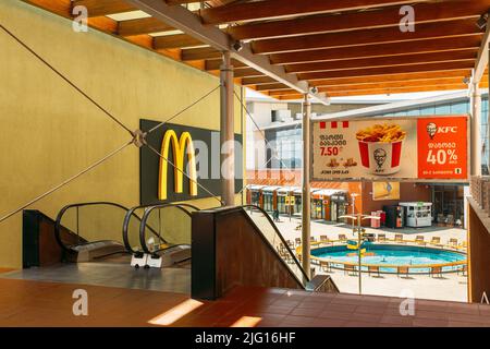 Tbilisi, Georgia - 28 marzo 2022: Fast food Banner: McDonald's e KFC nel centro commerciale East Point Foto Stock