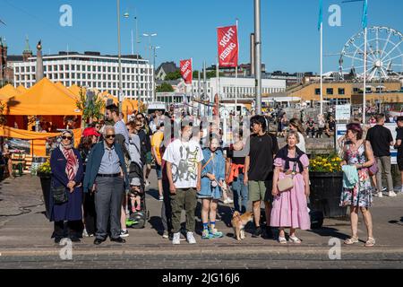 Persone in attesa al semaforo presso la piazza del mercato di Helsinki a Helsinki, Finlandia Foto Stock