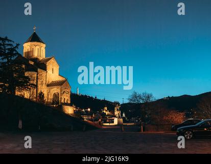 Tbilisi, Georgia. Vista panoramica della chiesa di Metekhi. Chiesa dell'Assunzione della Vergine Maria di Metekhi. Situato sulla scogliera di Metekhi, di fronte al centro storico di Tbilisi. Notte Foto Stock