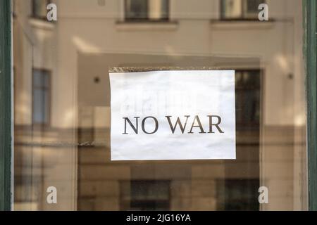 No War note sulla vetrina del negozio a Helsinki, Finlandia Foto Stock