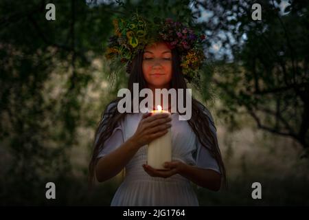 Londra, Regno Unito. 6th luglio 2022. Gli ucraini britannici celebrano Ivana-Kupala a Greenwich Park. Ivan Kupala Day, conosciuto anche come Ivana-Kupala o Kupala Night, è una tradizionale festa popolare pagana nelle culture slaviche orientali. Le ragazze creano e indossano le corone di fiori ed eseguono vari rituali. Inizialmente, Ivana-Kupala era un rito pagano di fertilità che era anche collegato alla celebrazione del solstizio d'estate quando le notti sono le più corte. Dopo l'arrivo del cristianesimo, i riti si intrecciano con la festa cristiana della Natività di Giovanni Battista. Credit: Guy Corbishley/Alamy Live News Foto Stock