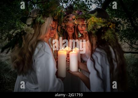 Londra, Regno Unito. 6th luglio 2022. Gli ucraini britannici celebrano Ivana-Kupala a Greenwich Park. Ivan Kupala Day, conosciuto anche come Ivana-Kupala o Kupala Night, è una tradizionale festa popolare pagana nelle culture slaviche orientali. Le ragazze creano e indossano le corone di fiori ed eseguono vari rituali. Inizialmente, Ivana-Kupala era un rito pagano di fertilità che era anche collegato alla celebrazione del solstizio d'estate quando le notti sono le più corte. Dopo l'arrivo del cristianesimo, i riti si intrecciano con la festa cristiana della Natività di Giovanni Battista. Credit: Guy Corbishley/Alamy Live News Foto Stock