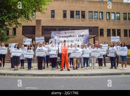 Londra, Regno Unito. 6th luglio 2022. Gli attivisti si sono riuniti per protestare contro la caccia alla volpe e hanno chiesto che la legge di caccia fosse rafforzata al di fuori della corte della corona di Southwark il primo giorno dell'udienza di appello di Mark Hankinson. Hankinson, un ex direttore disgregato dell'Ufficio di caccia e cacciatore, è stato ritenuto colpevole di incoraggiare o aiutare altri a utilizzare la "caccia ai sentieri" come copertura per inseguire e uccidere illegalmente volpi. Foto Stock