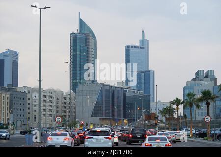 Al Khobar vista mattutina da un semaforo. Con raschietto cielo e costruzione. Città Khobar, Arabia Saudita Foto Stock