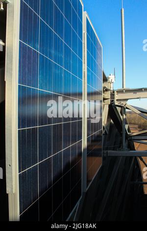 La batteria solare accumula energia solare. Una fonte di energia alternativa è rispettosa dell'ambiente. Batteria Sun installata nella parte superiore dell'edificio. Foto Stock