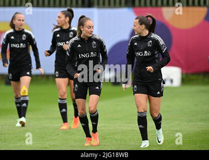 Tessa Wullaert in Belgio e Hannah Eurlings in Belgio hanno illustrato in azione durante una sessione di allenamento della squadra nazionale belga di calcio femminile The Red Flames a Wigan, Inghilterra mercoledì 06 luglio 2022, in preparazione del torneo femminile Euro 2022. Il Campionato europeo di calcio femminile UEFA 2022 si svolgerà dal 6 al 31 luglio. BELGA FOTO DAVID CATRY Foto Stock