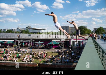 03.07.2022, Berlino, Germania, Europa - due giovani salta dal ponte Gustav-Heinemann al fresco fiume Sprea in una calda giornata estiva. Foto Stock