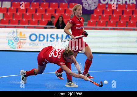 Stephanie Vanden Borre in Belgio e Louise Versavel in Belgio hanno ritratto in azione durante una partita di hockey tra le Red Panthers belghe e il Giappone, mercoledì 06 luglio 2022 a Terrassa, Spagna, partita 3/3 in pool D della fase di gruppo della Coppa del mondo FH femminile 2022. BELGA FOTO JOMA GARCIA Foto Stock