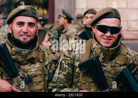 Kiev, Ucraina - 20 agosto 2021: Prove della parata militare in occasione della Giornata dell'Indipendenza dell'Ucraina di 30 anni. Soldati ucraini in esercito Foto Stock