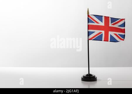 Flying Country Flag Regno Unito isolato su tavola bianca con sfondo grigio Foto Stock