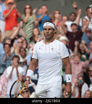 Londra, Regno Unito. 06th luglio 2022. Il spagnolo Rafael Nadal celebra un punto nella sua Quarter-Final match contro American Taylor Fritz il giorno dieci dei campionati di Wimbledon 2022 a Londra mercoledì 06 luglio 2022. Nadal ha vinto la partita 3-6, 7-5, 3-6, 7-5, 7-6. Foto di Hugo Philpott/UPI Credit: UPI/Alamy Live News Foto Stock