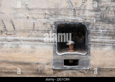 L'ormeggio in acciaio si trova sul lato di una grande serratura e di una diga sul canale del Nilo Foto Stock