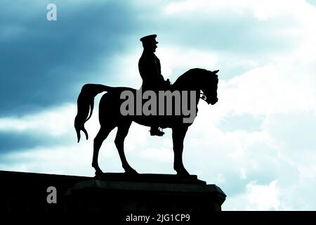 Silhouette del monumento di Mustafa Kemal Ataturk a Ulus Ankara. 30th agosto giorno della vittoria o 30 agustos zafer bayrami e 29th ottobre repubblica giorno Foto Stock