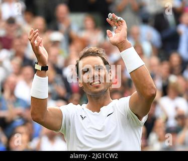 Londra, GBR. 06th luglio 2022. London Wimbledon Championships Day 06/07/2022 Rafa Nadal (ESP) celebra la vittoria della quarta partita finale battendo Taylor Fritz (USA) in cinque set. Credit: Roger Parker/Alamy Live News Foto Stock