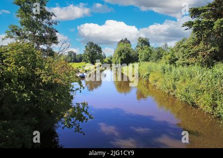 Bellissimo paesaggio rurale idilliaco bassa reno verde estate paesaggio, fiume Niers, cielo blu nuvole fluffy - Wachtendonk, Germania Foto Stock