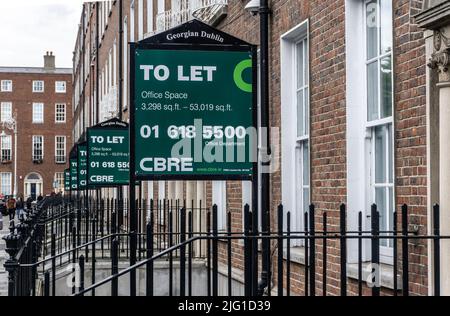 Lasciare le indicazioni sugli ex uffici del Dublin Institute of Technology in Mountjoy Square, Una piazza georgiana a Dublino, Irlanda. Foto Stock