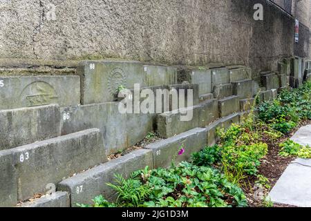 Vecchie lapidi nel parco Wolfe Tone nel centro di Dublino, Irlanda. Il parco era un tempo il cimitero della chiesa di St Marys. Sconsacrato nel 1966. Foto Stock