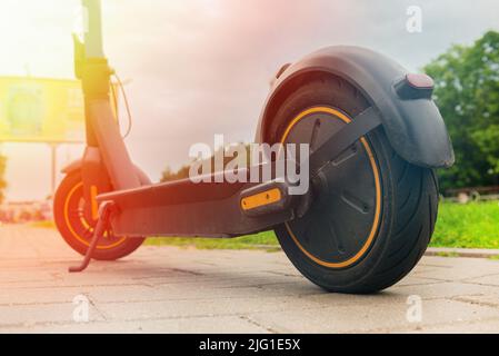 Lo scooter elettrico si trova sul primo piano della pista. Modalità di trasporto ecologica per la città Foto Stock